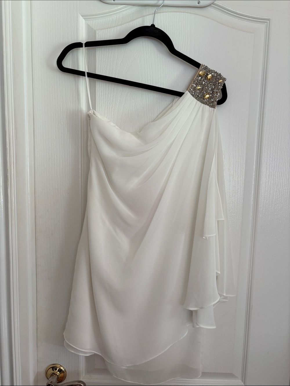 One-Shoulder White Chiffon Evening Dress with Embellished Shoulder